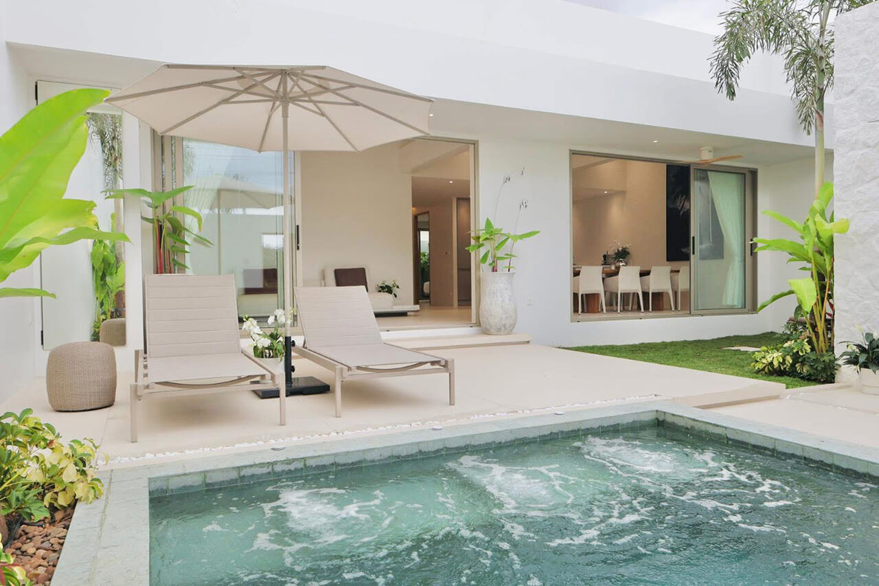 Private pool, sun loungers and garden of a Coco Villas home